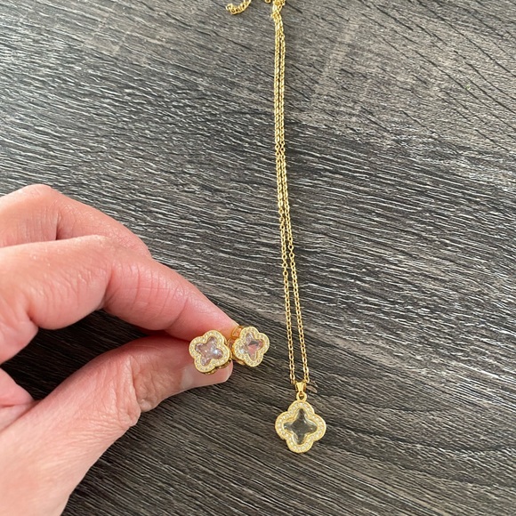 Jewelry - Gold tone flower necklace‎ and earring set